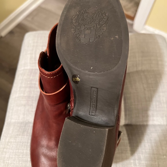 Classic Vince Camuto ankle boots in a gorgeous rich brown. - Picture 4 of 7